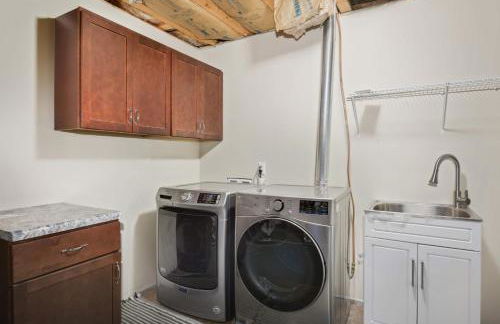 Charming 3-bedroom 1 bath basement nook with backyard view and gazebo - Foto 5