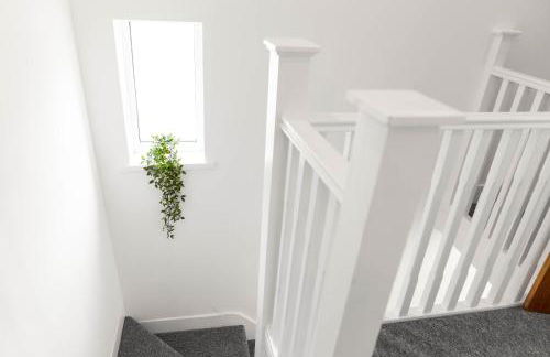 5 Bedroom House - 10 Guests - Multiple off Street Parking - Garden - Smart TV - WIFI - Contractors - Families - Groups - Top Rated - 98Q - Photo 45