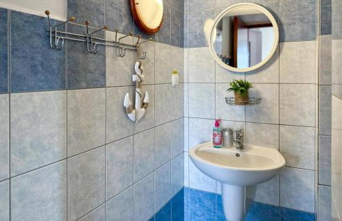 2 Bedroom Amazing Apartment In Labin - Foto 23