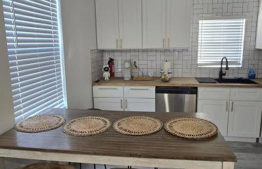 Modern B&W Coastal Retreat 2BR 2BA and Laundry - Foto 10