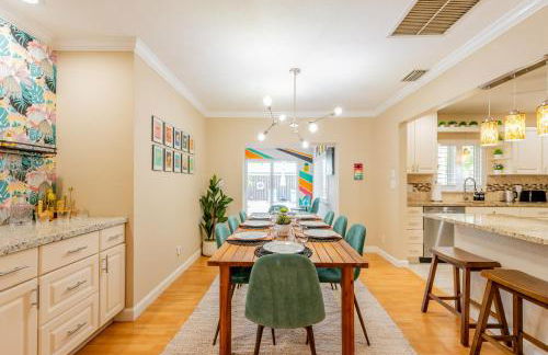 Colorful Home - Pool - Game Room - Basketball Court - BBQ & More - Photo 23