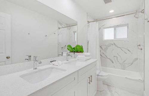 Waterfront 2BR Escape - Pool, Gym & Balcony with Intracoastal Views - Foto 26