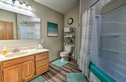 Home with Large Deck on Table Rock Lake! - Foto 12