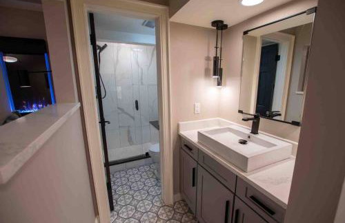 Modern Studio Basement with Private Entrance - Foto 13