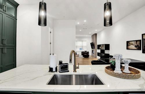 Luxury Townhouse with Fireplace Rooftop Deck Close to Downtown-Family Friendly - Foto 22