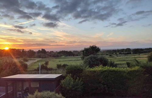 Lovekush Epsom Banstead Surrey. Views over London - Photo 12