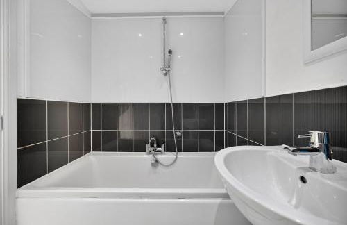 Spacious 4BR Newport Home - Ideal for Families & Groups - Foto 11