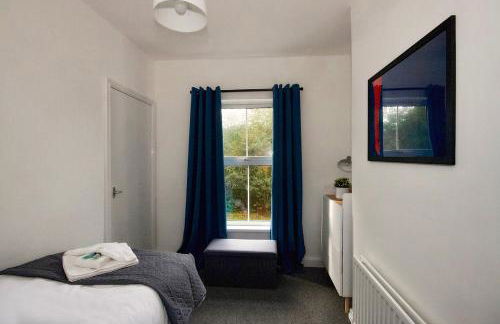 #33 Beautiful 2 bed apt Tamworth Private Parking - Photo 18