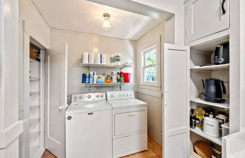 Refined and Roomy 1BD House with Laundry - Foto 29