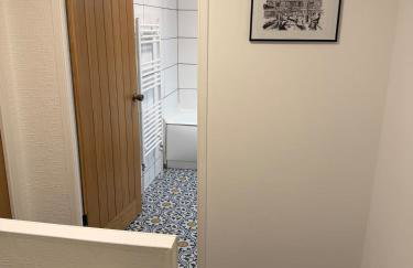 Bauhaus Inspired 2 Bedroom Townhouse Near The City Centre With Drive Parking - Foto 6