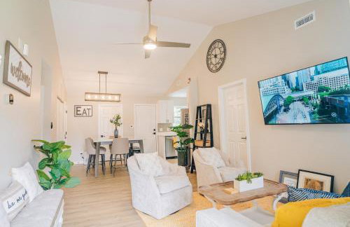 City Retreat - 4 Bedroom Oasis with King & Private Yard near Downtown - Foto 42