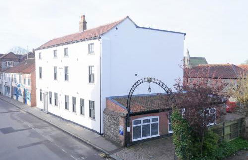 2 bed luxury duplex apartment in heart of Holt - Photo 12