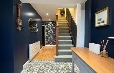 Large stylish home with Games room 5 bedroom sleeps 11 free WiFi and parking - Foto 1