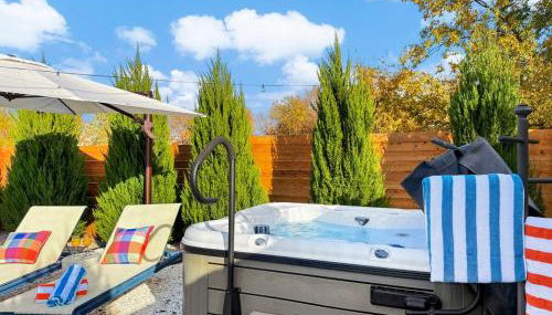 Modern 3BR Retreat with Fun Yard, Mini-Golf, Hot Tub & BBQ Dining Deck - Foto 3, sunbed