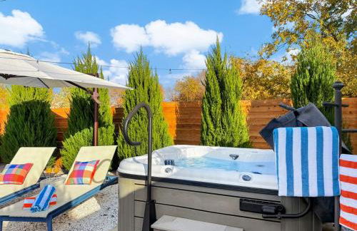 Modern 3BR Retreat with Fun Yard, Mini-Golf, Hot Tub & BBQ Dining Deck - Foto 3