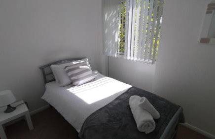 Leeson House in Harborne, Birmingham near Botanical Gardens, Queen Elizabeth Hospital, Birmingham University, Utilita Arena, Edgbaston Cricket Ground, Cadbury World and the Midland Art Centre, with free parking - Photo 13