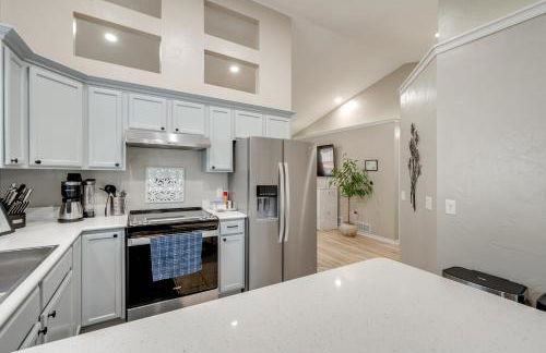 1 Mi to Beach Dog-Friendly Condo in Lake Mills! - Foto 8