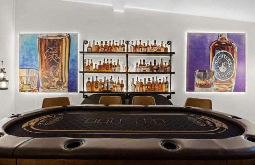 Bourbon-themed home w arcade & hot tub for groups - Foto 6