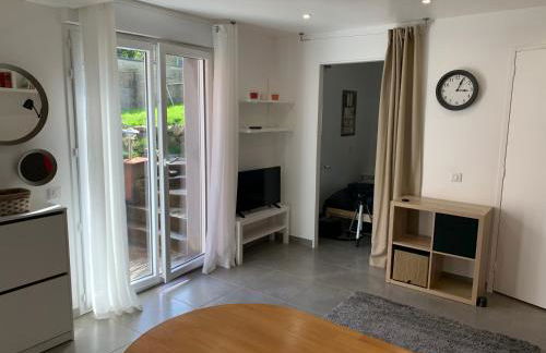 Rez de Jardin Terrasse Literie Haut de gamme Proche Gare et Hyper Centre - Foto 2