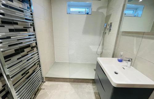 MODERN STUDIO APARTMENT, PRIVATE- DRIVEWAY PARKiNG - Foto 5