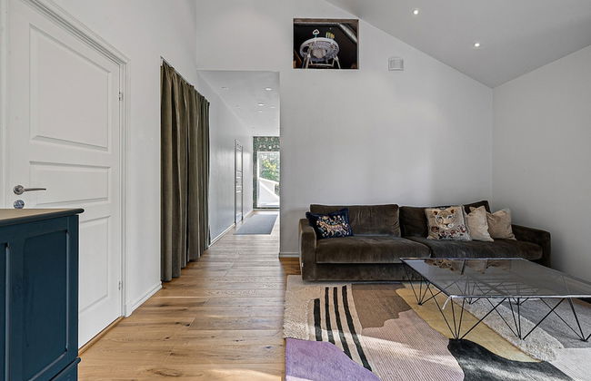 Modern Villa With Jacuzzi - Photo 22