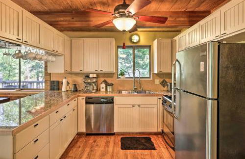 Spacious Groveland Cabin with Wraparound Deck! - Foto 9