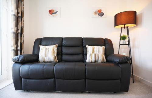 Gregor Place Modern four Bedroom House in Calne with Private Parking, perfect for teams or families staying in the area, Long stays welcome - Photo 30