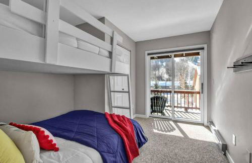 Modern Townhome with Decks Fireplace & Mountain Views - Foto 36