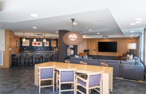 Luxury 2 Bedroom Residence With Fitness and Outdoor Pool - Photo 17