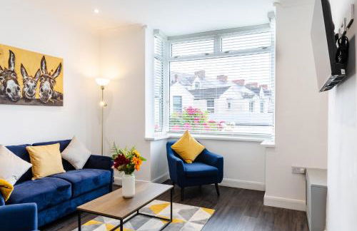 Beach Haven, Steps to Sand, Trails & Shops, Highly Rated 2-Bedroom House Minutes from Mumbles Beach with a Patio - Photo 5