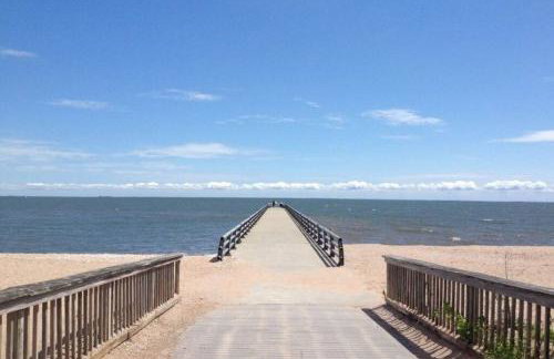 Beachy Bay Breeze Bungalow 2BR with parking and close to many amenities. - Foto 21