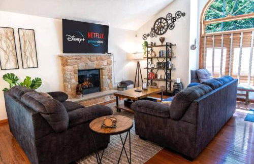 Serenity Falls - Stylish 4Bdr Mountain Retreat, Hot Tub, Pool - Foto 25