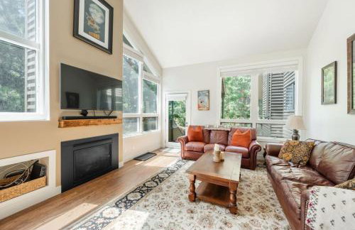 Bright and Cozy Getaway - Photo 2