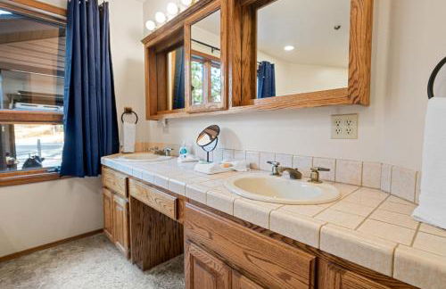 North Shore Lakefront - Spacious Lakefront with Hot Tub, & Game Room - Foto 6