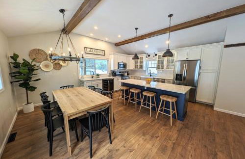 Luxurious Lake Retreat with Hot Tub and Walk to Beach - Foto 24