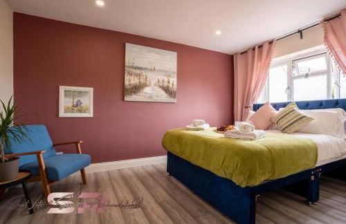 4-BR Hayes Home, Guests 8 - Ideal for Long term stays, Fast unlimited Wi-Fi - Foto 11