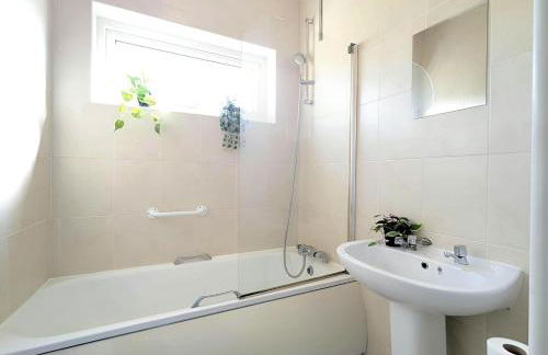 Charming 3-Bed Home Near Centre Free Parking - Foto 15