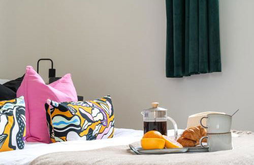 Stunning 1 Bedroom Apartment in a Converted Chapel - Free Parking, Smart TV, Fast WiFi and Self-Check-In by Yoko Property - Foto 4