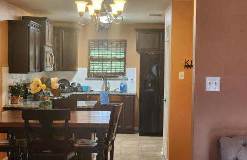 4BR 2BA Family Home On a Lake - Foto 23