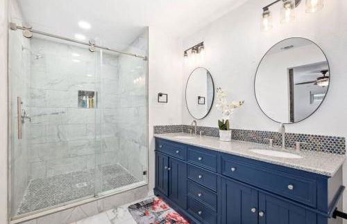 Newly remodeled 5BR 3BA w/pool 16 ppl - Photo 28