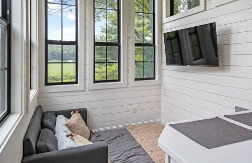 Haven Tiny House w hot tub on river near Stowe - Foto 13