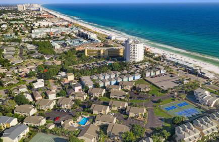 Steps from the Sand Bright Coastal Stay w Pool Access Coastal Hideaway by AvantStay - Foto 32