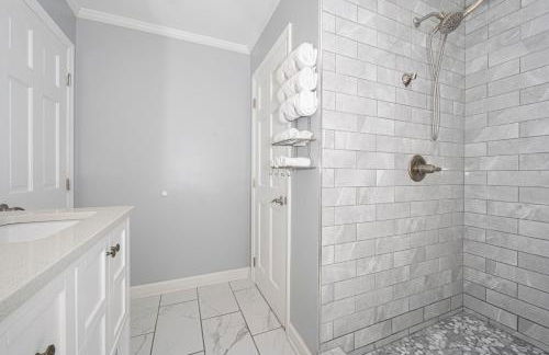 Arcade, Ping Pong, Hot Tub, Gas Grill, & King Bed - Photo 69