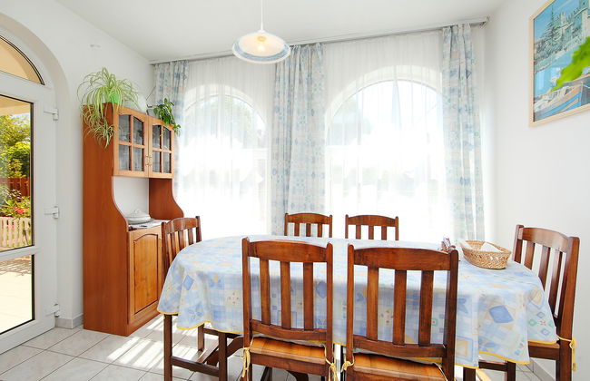 7 bedroom House in Balatonszárszó with garden and terrace - Photo 4