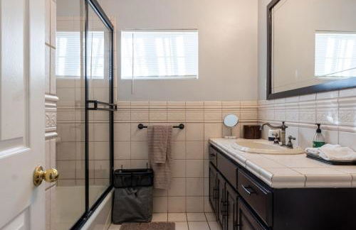 Tranquil Poolside Oasis with BBQ and Serene Ambiance - Foto 19