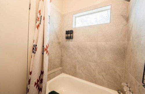 Work Desk- FirePit-Pool-Steps to UofA - Foto 59