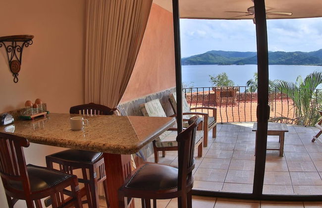 Hotel room-style ocean-view unit in Flamingo with pool - Photo 5