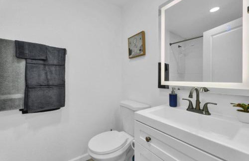 Peaceful 2BR Hideaway Close to Dining and Events - Photo 15