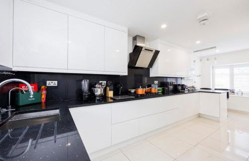 5 Bedroom House , Free Parking , Pool Table , Arcade Machine , Garden , Sleeps 9 , Offers , Ideal For Contractors , Families , Long Term Stays - Foto 32