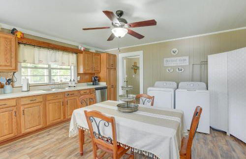 2 Mi to Lake Lineville Farmhouse with Fire Pit - Foto 9